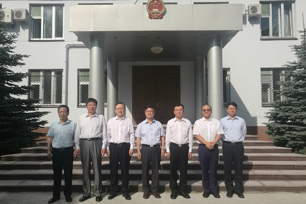 图为调研组拜会中国驻白俄罗斯大使馆合影